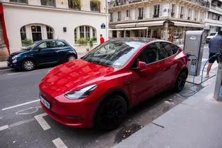 Tesla na jednej z paryskich ulic