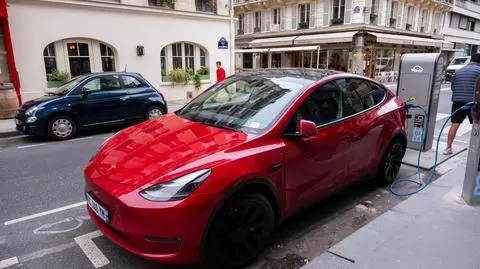 shutterstock_2616347261 Paryż, Francja, Europa, 14 kwietnia 2025 r., samochód Tesla ładujący się na ulicy