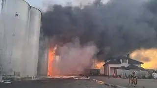 W ogniu stanął zakład przetwórstwa parafiny