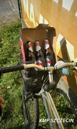 55-latek przewoził butelki w koszyku rowerowym 