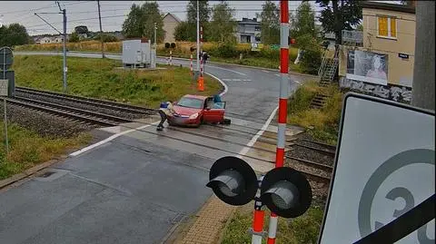 Z auta odpadło koło na przejeździe kolejowym