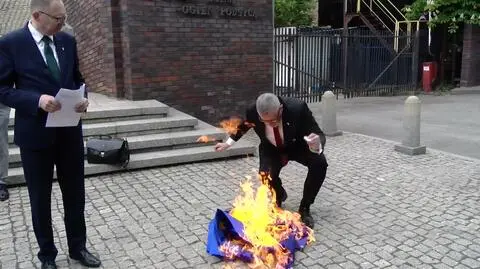Grzegorz Braun spalił unijną flagę przed pomnikiem poległych górników KWK „Wujek”