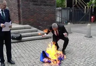 Grzegorz Braun podeptał flagę UE, wytarł w nią buty, a na koniec spalił