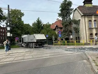 Beton z ciężarówki wylał się na jezdnię w Mysłowicach