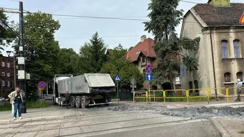 Ładunek betonu spadł z ciężarówki w Mysłowicach