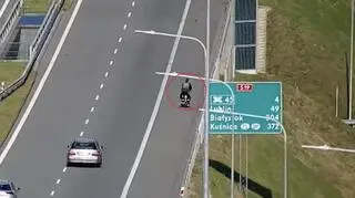 Mężczyzna jechał na rowerze po drodze ekspresowej 