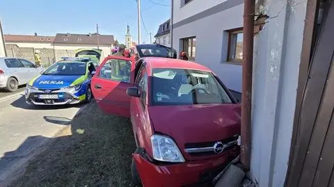 Uciekając przed policją, wjechał w budynek