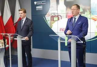 PiS zawiesił posłów w związku ze sprzedażą działki pod CPK