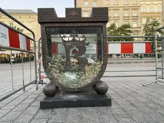 Uszkodzona skarbonka na krakowskim rynku