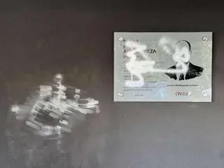 Nieznani sprawcy zniszczyli tablicę upamiętniającą Pawła Adamowicza