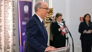 Włodzimierz Czarzasty podczas uroczystości zapalenia świec chanukowych