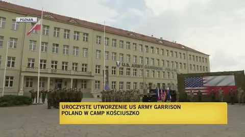 Uroczyste wciągnięcie amerykańskiej flagi na maszt podczas otwarcia stałego garnizonu wojsk USA  w "Camp Kościuszko"