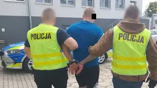 Mężczyzna został zatrzymany przez policjantów