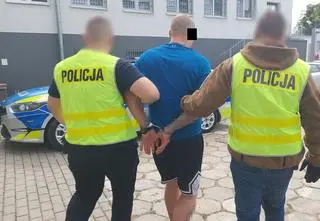 Szukali go dwoma listami gończymi. Schował się w wersalce