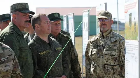 Wiceprzewodniczący Rady Bezpieczeństwa Rosji Dmitrij Miedwiediew podczas wizyty na poligonie wojskowym