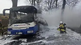 Akcja gaśnicza po pożarze autobusu