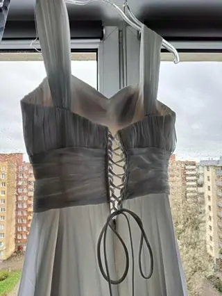 Sylwia zmieniła w sukni suwak na wiązanie gorsetowe 