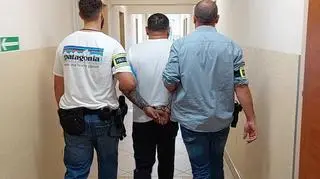 Mężczyzna i jego żona zostali zatrzymani przez policję 