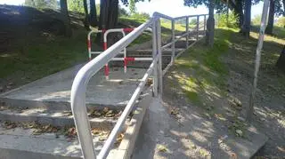Takie barierki zamontowano przy schodach