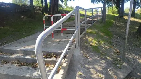 Takie barierki zamontowano przy schodach