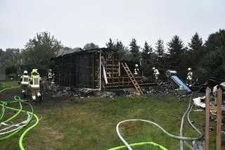 Pożar objął w całości drewniany dom i samochód osobowy