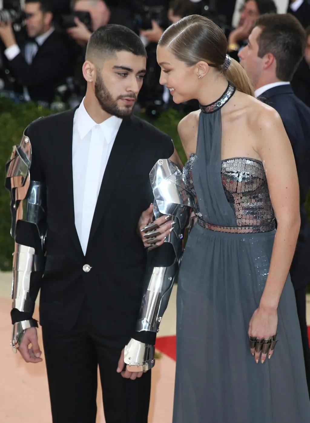 Gigi Hadid w projekcie Tommy Hilfiger, Zayn Malik w projekcie Versace (2016)