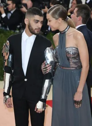 Gigi Hadid w projekcie Tommy Hilfiger, Zayn Malik w projekcie Versace (2016)