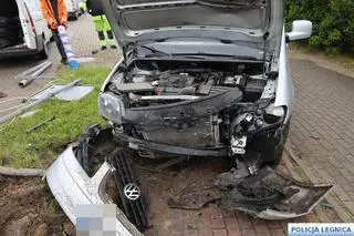 Wjechała autem w latarnię