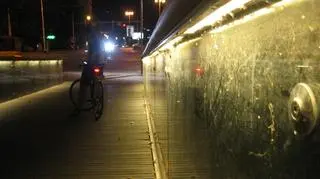 Brudne balustrady "zdobią" Psią Kładkę