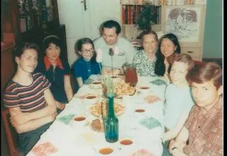 Rodzina Szkopków w towarzystwie gości z Japonii. Jerzy Szkopek siedzi u szczytu stołu. Poznań 1973