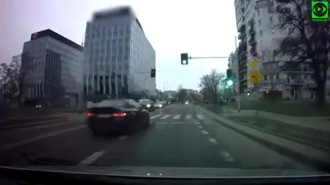 Szybko zmienił pas i nie zatrzymał się przed przejściem dla pieszych. "Aż mnie zmroziło"