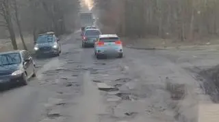 20 km/h i strach o zawieszenie. Tak wyglądała droga wyjazdowa z miasta