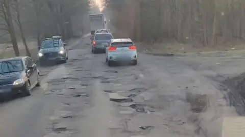 20 km/h i strach o zawieszenie. Ser szwajcarski na drodze wyjazdowej z miasta