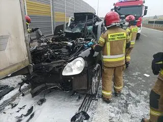 Samochód wjechał pod naczepę ciężarówki