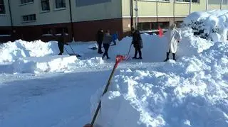 Dojście do szkoły odśnieżyli pracownicy szkoły i jeden z rodziców