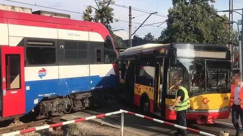 Pociąg zderzył się z autobusem. Są ranni 