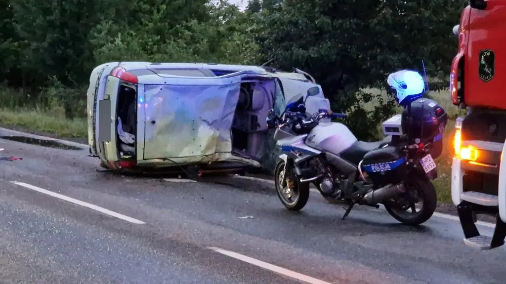 Auto na boku, wśród poszkodowanych dziecko