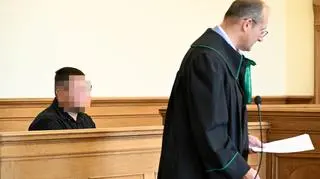 Gdańsk, 19.09.2025. Oskarżony Marek O. i pełnomocnik oskarżonego Krzysztof Kapuściński na sali Sądu Okręgowego w Gdańsku
