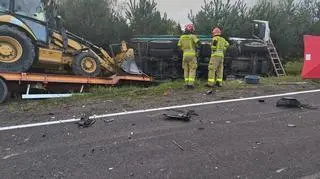 Ciężarówka wiozła koparkę, po zderzeniu wypadła z drogi 