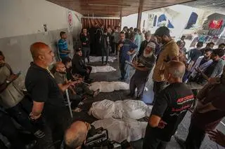 Rodzina w żałobie po tym, jak ich krewni zostali zabici przez izraelskich żołnierzy w okolicy miasta Gaza 17 października 2025 roku