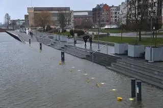 Przekroczenie stanu alarmowego na rzece Elbląg w Elblągu