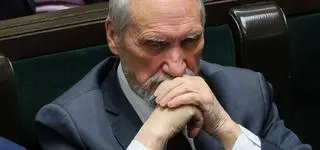 "Nie chodzi o ukrzyżowanie, a o prawdę". Koniec Macierewicza?