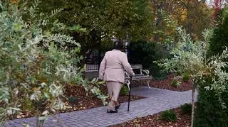 Seniorka w ogrodzie domu opieki społecznej