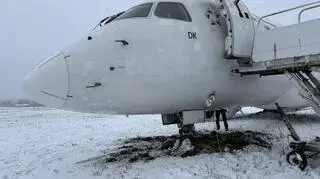Samolot Polskich Linii Lotniczych LOT przylatujący z Warszawy wypadł z drogi kołowania po lądowaniu na lotnisku w Wilnie 