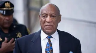 Bill Cosby wchodzi do budynku sądu