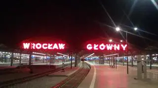 Pierwszy neon widziany przez podróżnych jadących pociągiem