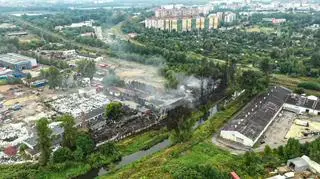 Pogorzelisko po pożarze wysypiska śmieci w Sosnowcu