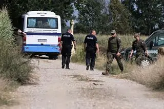 Służby zabezpieczają teren pola kukurydzy w miejscowości Osiny