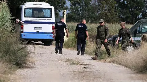 Służby zabezpieczają teren pola kukurydzy w miejscowości Osiny, na które spadł niezidentyfikowany obiekt