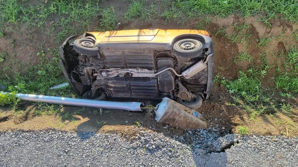 Samochód wjechał do rowu